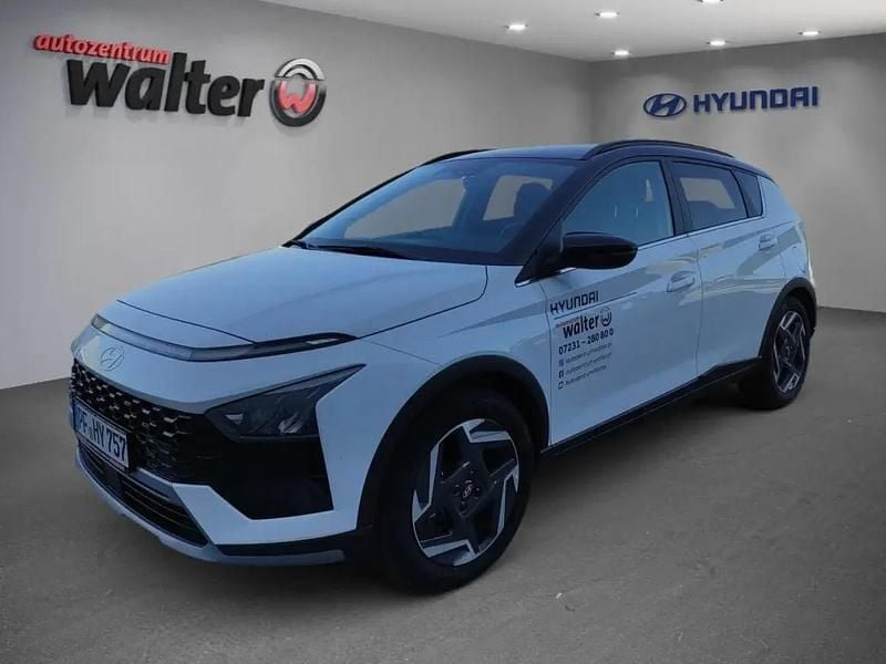 Atlas white/ phantom black / s Gebraucht 2025 Hyundai Bayon Comfort SUV | 25.990 € (Teuer) - Bild 1/1
