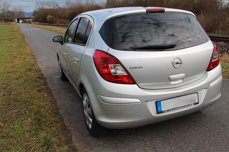 Gebraucht Opel Corsa Edition 87 PS (63 kW) 2010 Silber Kleinwagen