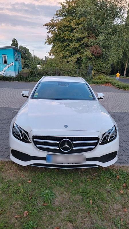Weiß Gebraucht 2019 Mercedes E220 Kombi | 25.200 € (Guter Preis) - Bild 1/4