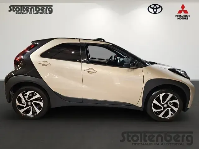 Neu Toyota Aygo X 72 PS (52 kW) 2025 Ginger beige / night sky blackmetallic / night sky SUV