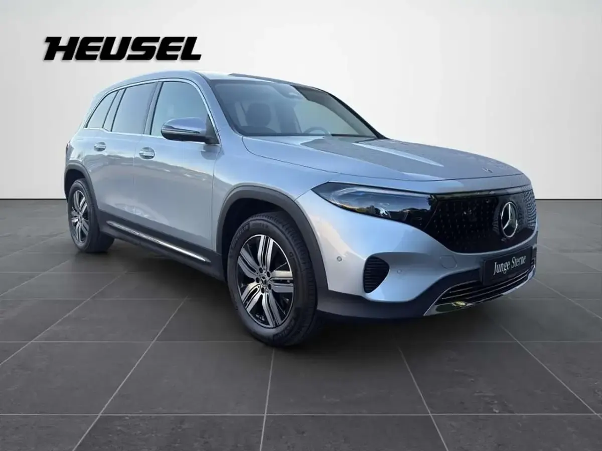 Gebraucht Mercedes EQB300 Progressive 167 kW (228 PS) 2025 Metalliclack hightechsilber SUV