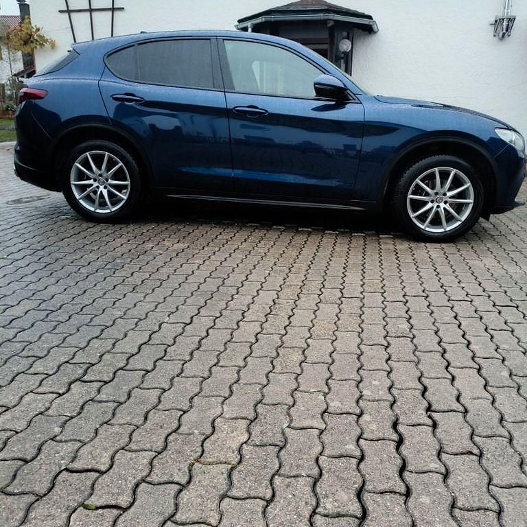 Blau Gebraucht 2017 Alfa Romeo Stelvio Super SUV | 21.900 € (Fairer Preis) - Bild 1/4