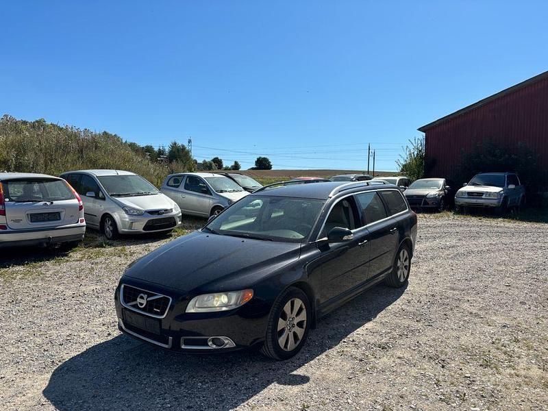Schwarz Gebraucht 2008 Volvo V70 Summum Kombi | 2.400 € (Etwas zu teuer) - Bild 1/4