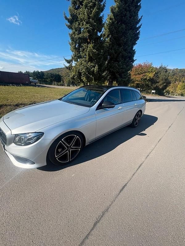 Silber Gebraucht 2019 Mercedes E200 Avantgarde Kombi | 21.900 € (Superpreis) - Bild 1/4