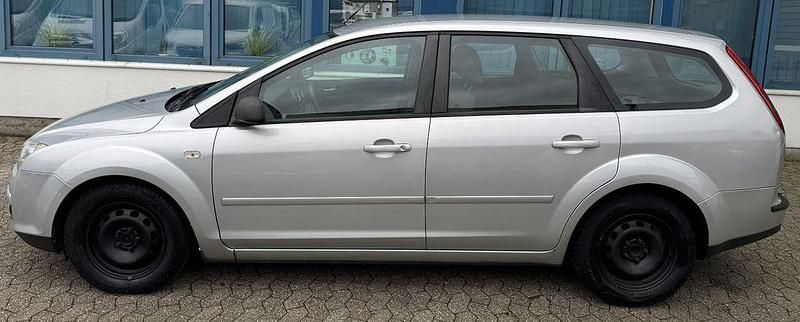 Gebraucht Ford Focus Style 109 PS (80 kW) 2007 Silber Limousine