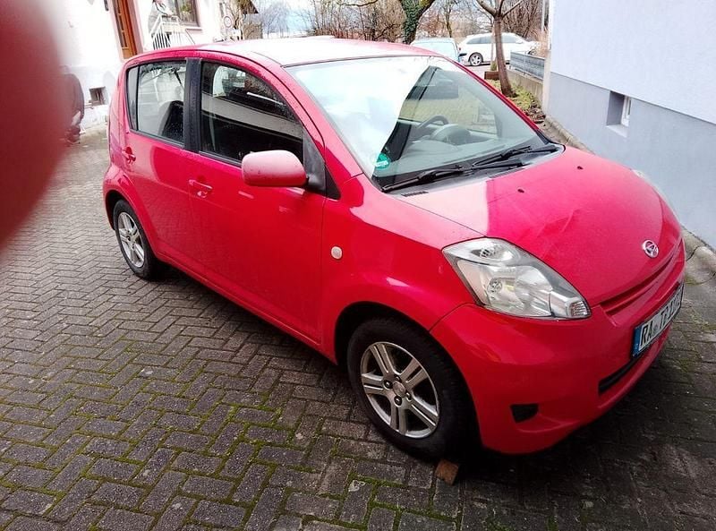 Rot Gebraucht 2008 Daihatsu Sirion Kleinwagen | 900 € (Superpreis) - Bild 1/4