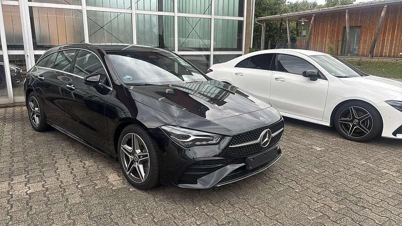 Kosmosschwarz Gebraucht 2023 Mercedes CLA200 Shooting Brake AMG line Kombi | 29.900 € (Guter Preis) - Bild 1/4