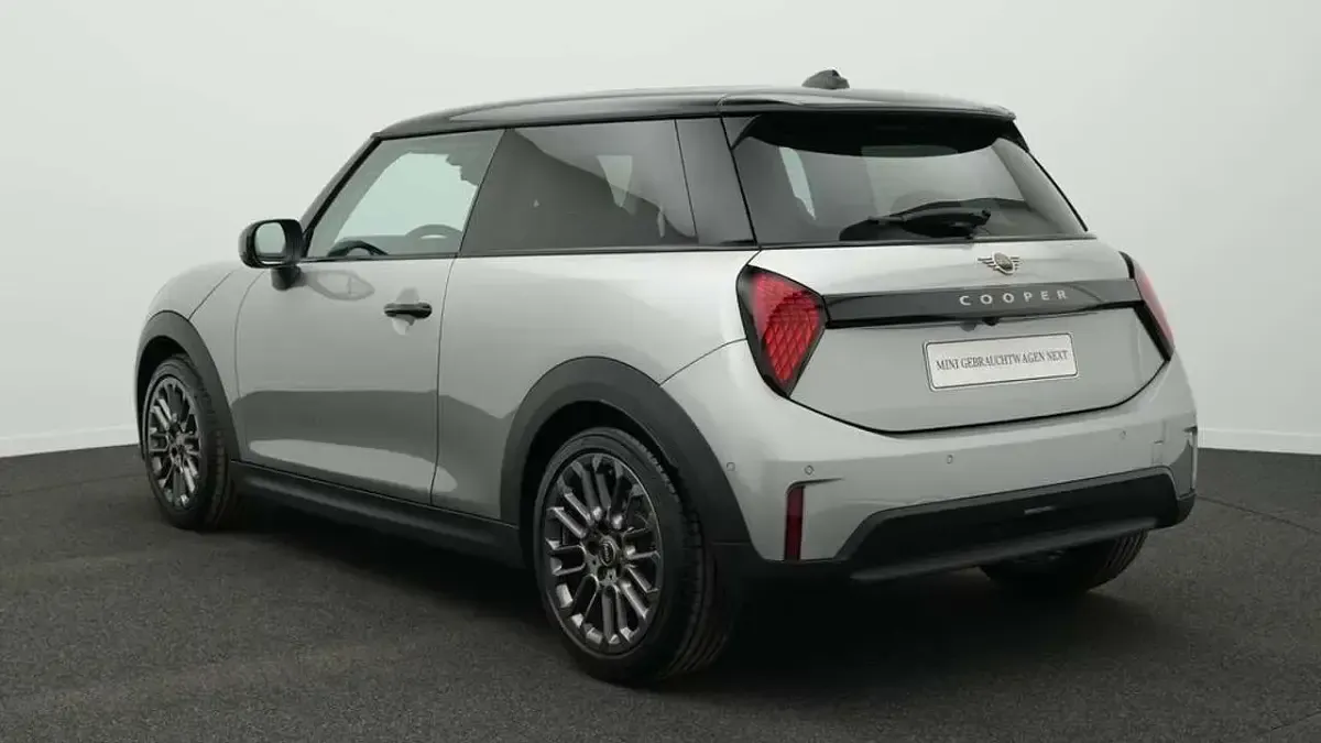 Używany Mini Cooper Classic 156 KM (114 kW) 2024 Szary Hatchback