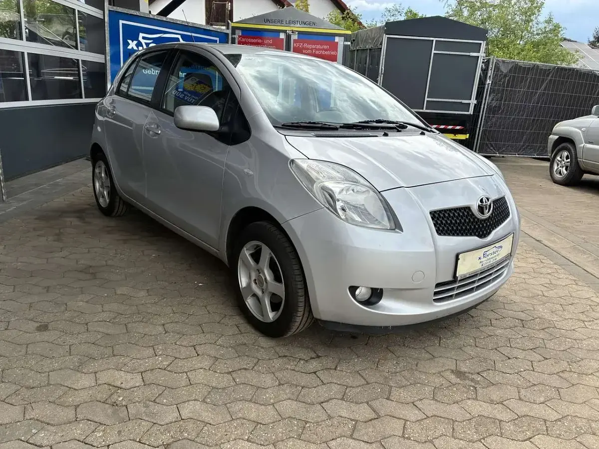 Gebraucht Toyota Yaris 87 PS (63 kW) 2009 Grau Kleinwagen