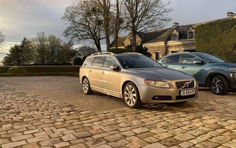 Beige Gebraucht 2012 Volvo V70 Inscription Kombi | 10.000 € (Fairer Preis) - Bild 1/4