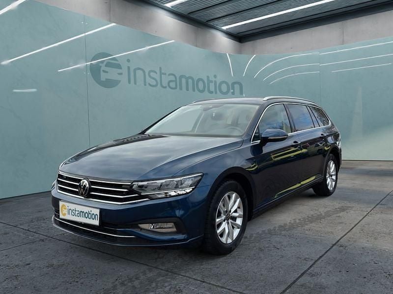Blau Gebraucht 2023 VW Passat Kombi | 27.649 € (Fairer Preis) - Bild 1/4