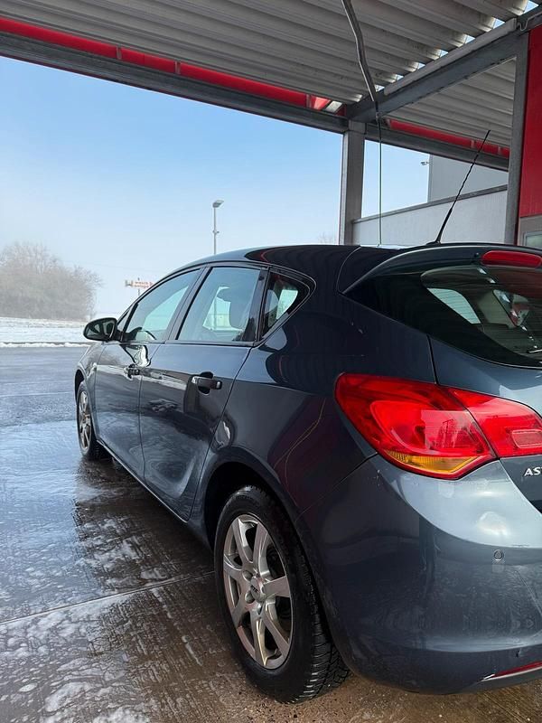 Gebraucht Opel Astra 102 PS (75 kW) 2010 Blau Kleinwagen