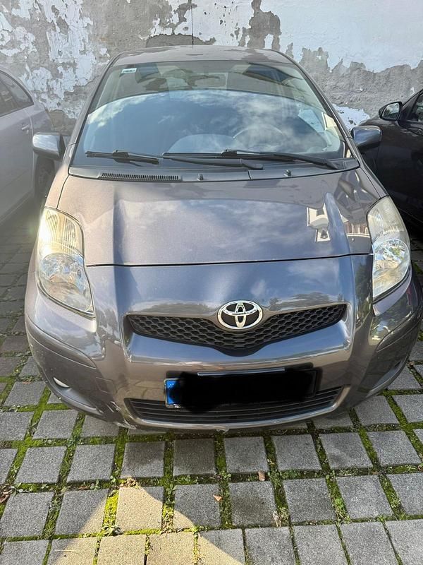 Grau Gebraucht 2011 Toyota Yaris Kleinwagen | 3.399 € (Fairer Preis) - Bild 1/4