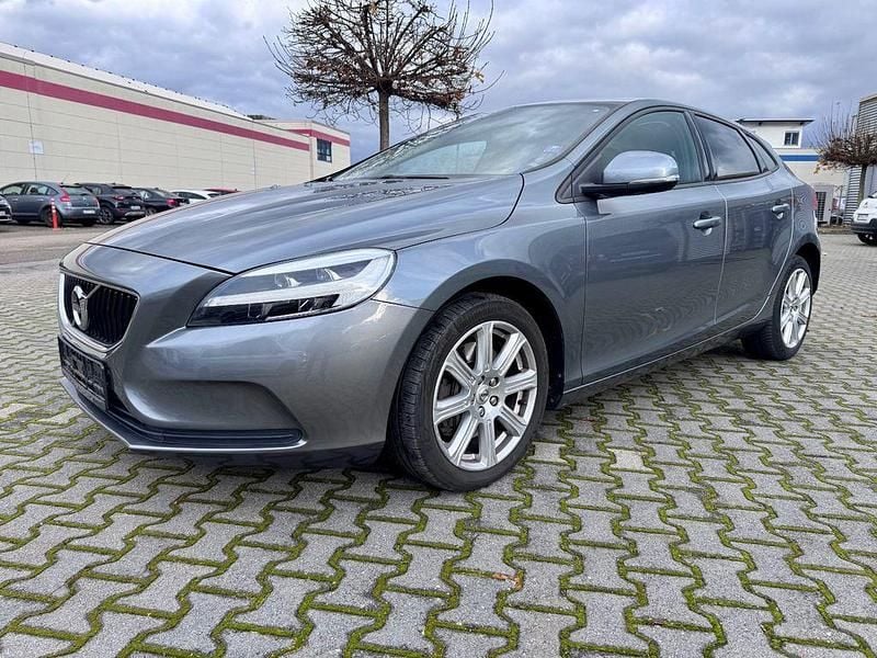Gebraucht Volvo V40 Momentum 122 PS (89 kW) 2019 Grau Limousine