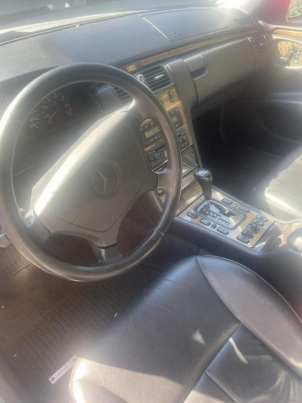 Gebraucht Mercedes E240 Avantgarde 170 PS (125 kW) 1998 Silber Limousine