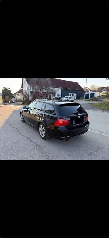 Gebraucht BMW 318 143 PS (105 kW) 2009 Schwarz Kombi