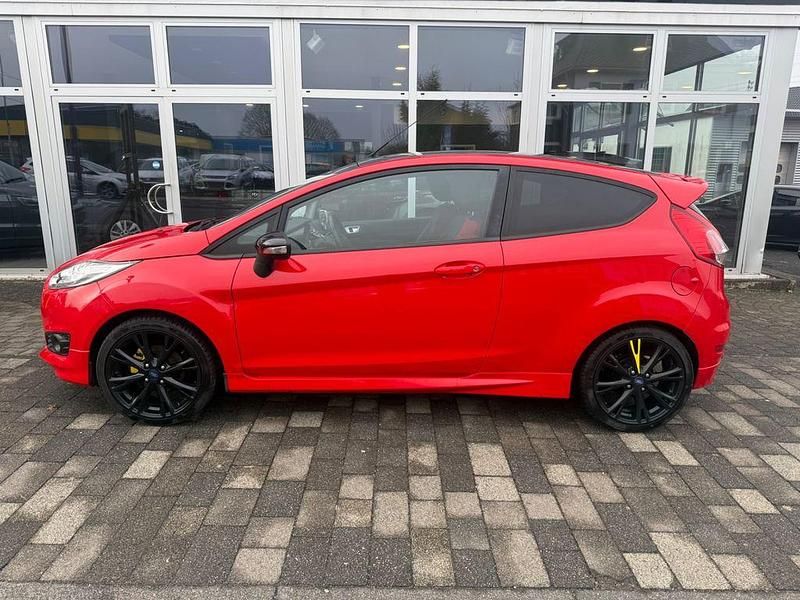 Gebraucht Ford Fiesta Sport 140 PS (102 kW) 2015 Rot Limousine