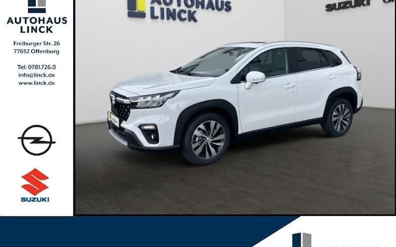 Farbe: weiss Neu 2025 Suzuki SX4 S-Cross Comfort+ SUV | 29.288 € (Fairer Preis) - Bild 1/4