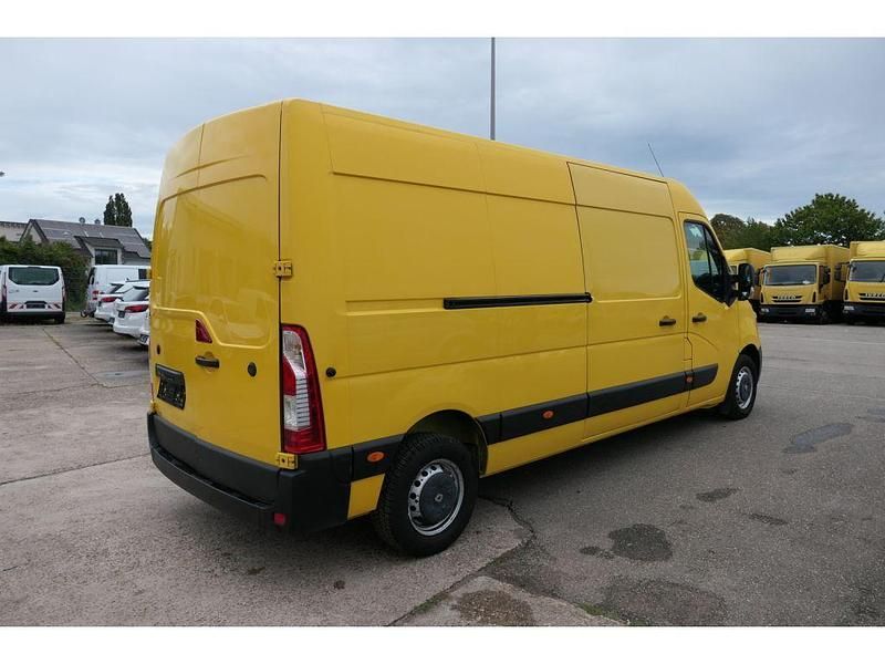 Second-hand Renault Master 131 CP (96 kW) 2017 Galben Van