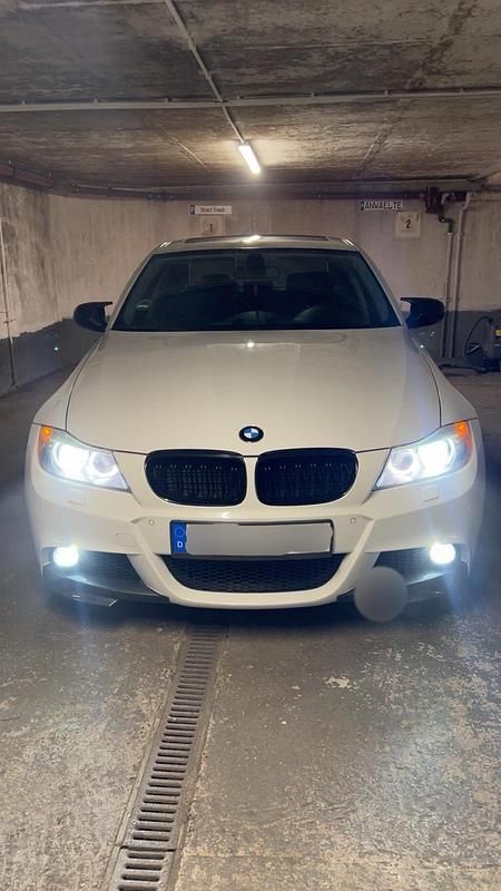 Weiß Gebraucht 2009 BMW 320 Limousine | 8.400 € (Teuer) - Bild 1/4