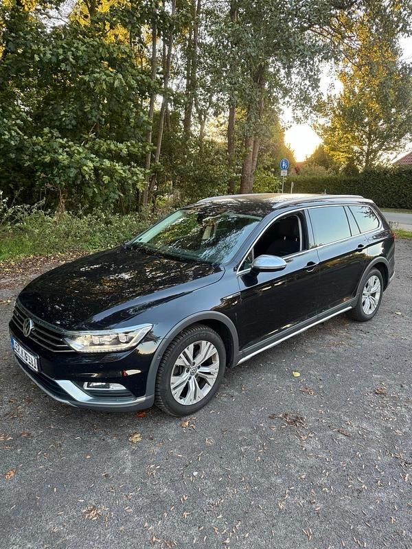 Schwarz Gebraucht 2018 VW Passat Alltrack Kombi | 16.750 € (Superpreis) - Bild 1/4