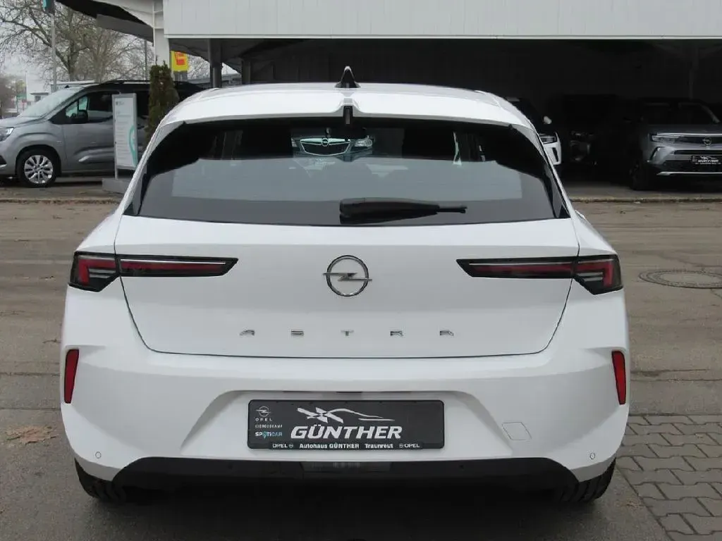 Używany Opel Astra Edition 110 KM (80 kW) 2022 Biały Sedan/Limuzyna