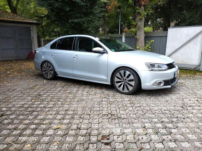Silber Gebraucht 2012 VW Jetta Highline Limousine | 6.800 € - Bild 1/4
