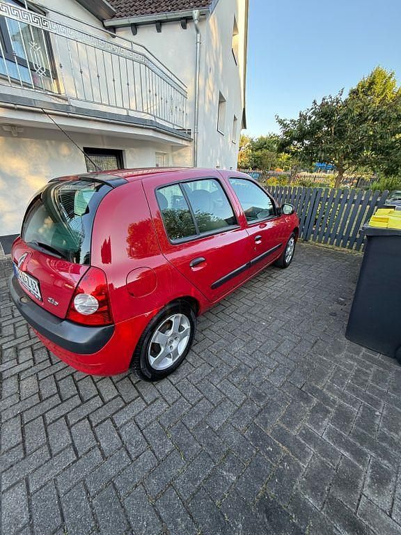 Rot Gebraucht 2002 Renault Clio II Limousine | 2.990 € (Guter Preis) - Bild 1/4