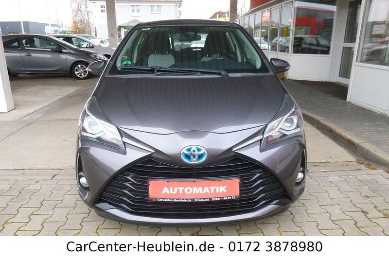 Gebraucht Toyota Yaris Hybrid Team 75 PS (55 kW) 2018 Grau Kleinwagen