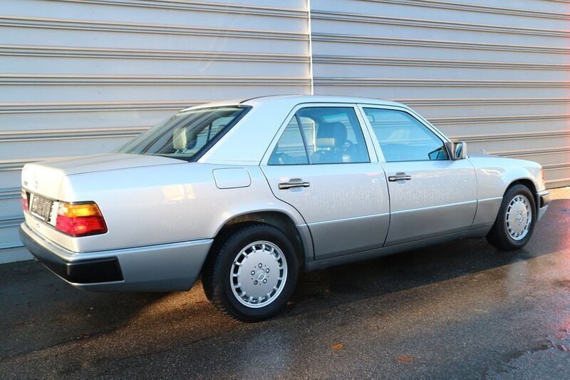 Gebraucht Mercedes E300 113 PS (83 kW) 1991 Silber Limousine