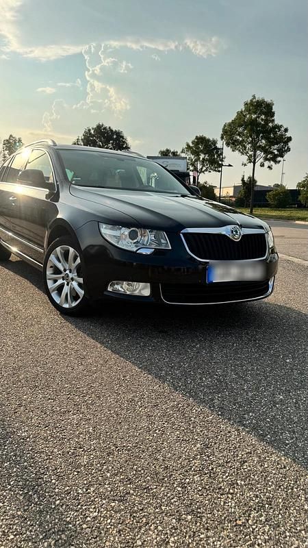 Schwarz Gebraucht 2012 Skoda Superb Kombi | 7.450 € (Fairer Preis) - Bild 1/4