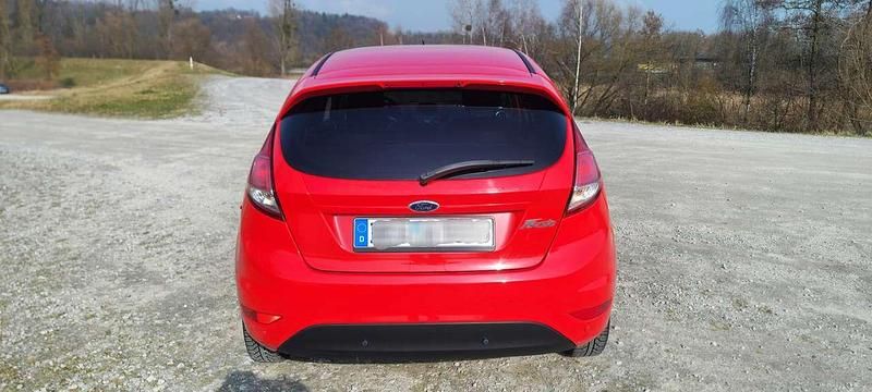 Gebraucht Ford Fiesta SYNC Edition 80 PS (58 kW) 2013 Rot Kleinwagen