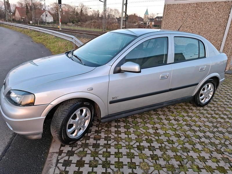 Silber Gebraucht 2004 Opel Astra Limousine | 2.200 € - Bild 1/4