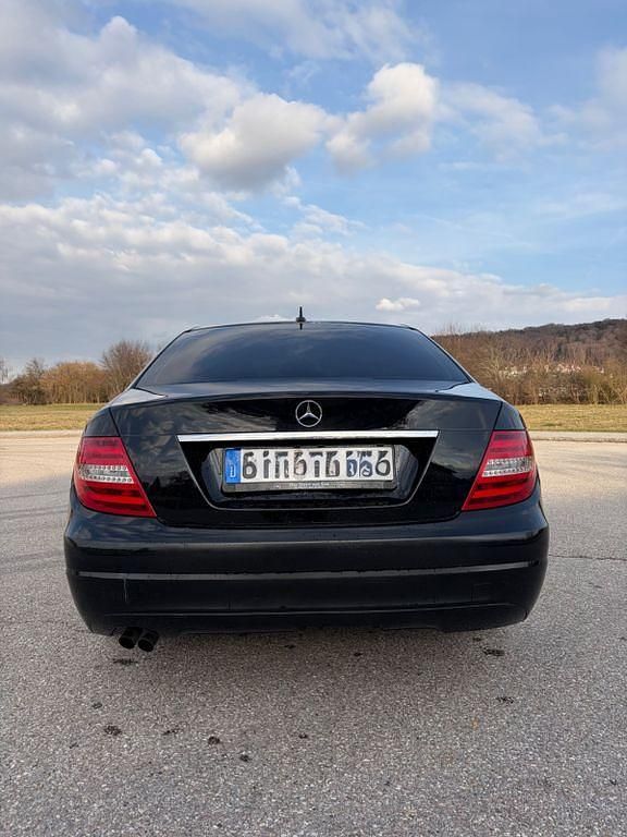 Second-hand Mercedes C180 156 CP (114 kW) 2012 Negru Berlinǎ