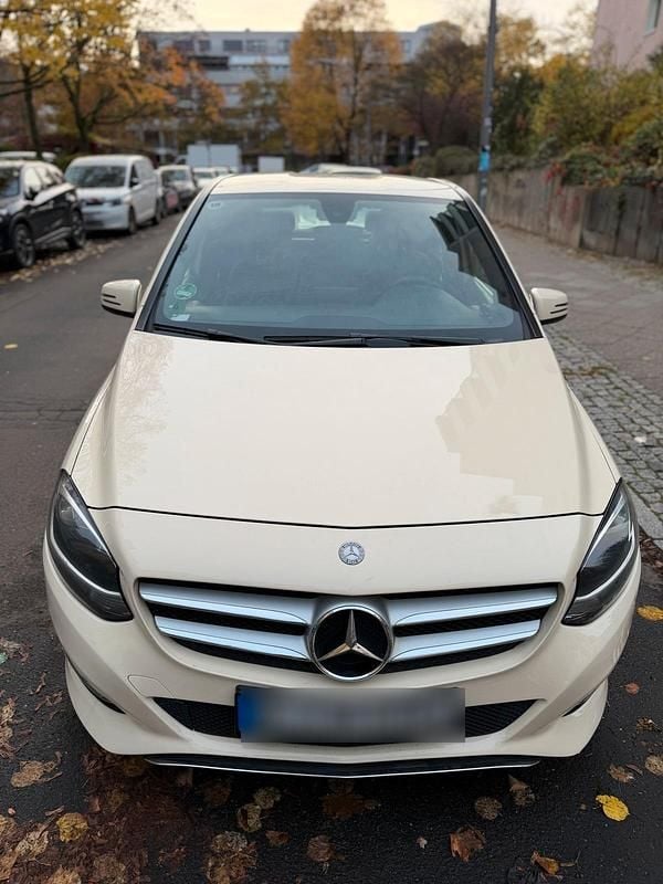 Beige Gebraucht 2016 Mercedes B180 Van / Kleinbus | 4.500 € (Fairer Preis) - Bild 1/4
