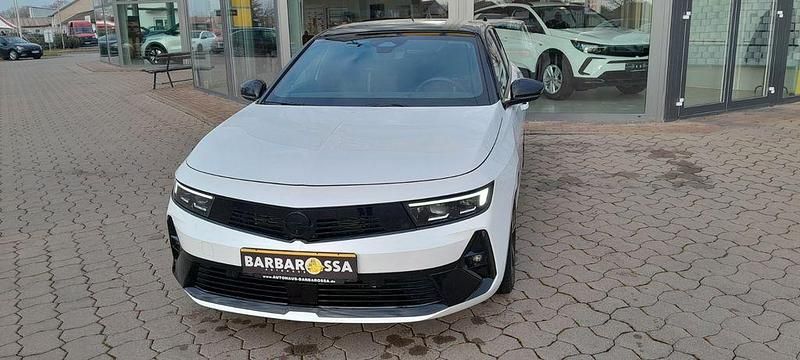 Weiß Gebraucht 2023 Opel Astra GSe Limousine | 27.900 € (Etwas zu teuer) - Bild 1/4