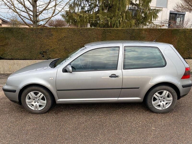Grün Gebraucht 2002 VW Golf Basis Limousine | 850 € (Fairer Preis) - Bild 1/4
