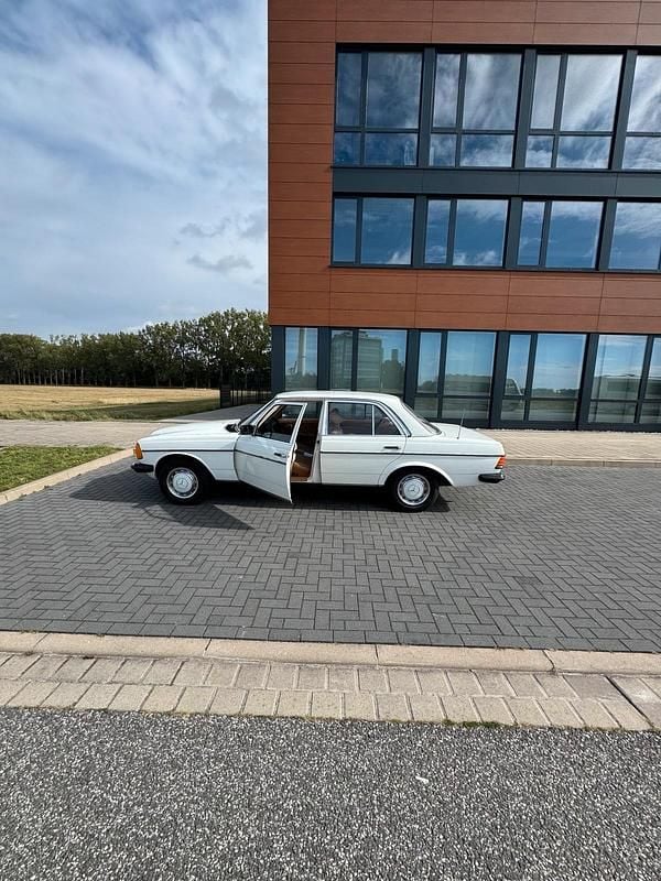 Weiß Gebraucht 1984 Mercedes 200 Limousine | 6.100 € - Bild 1/3