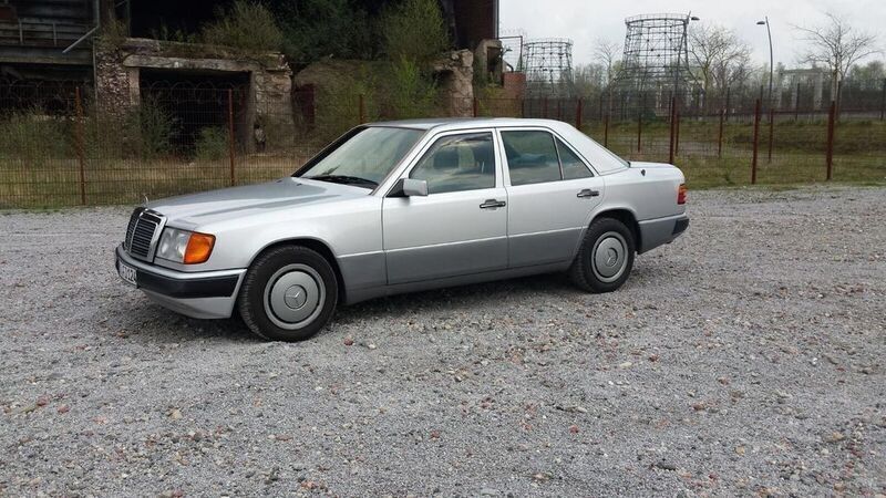 Silber Gebraucht 1991 Mercedes E230 Limousine | 3.999 € - Bild 1/4