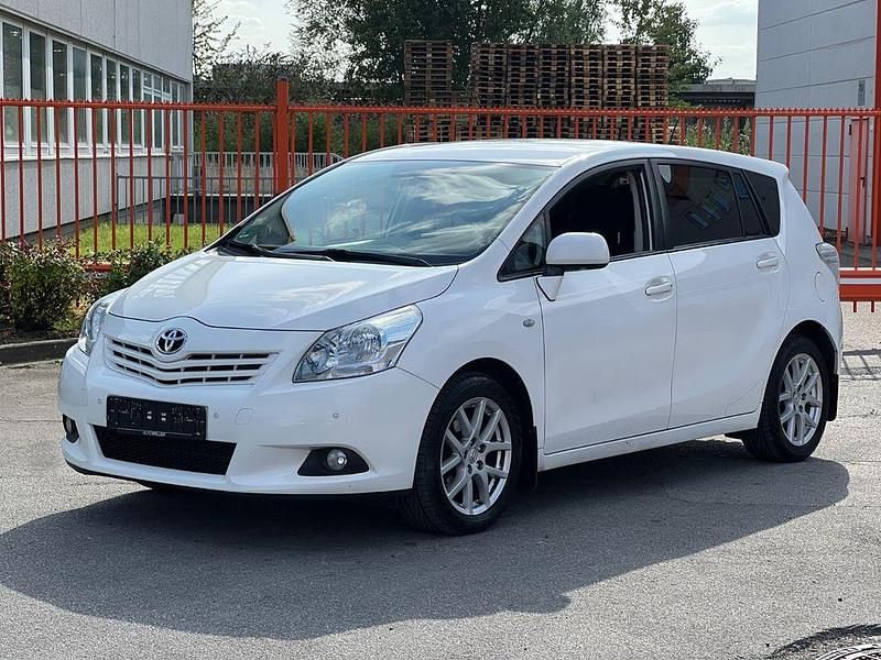 Weiß Gebraucht 2012 Toyota Verso Travel Van / Kleinbus | 5.490 € (Guter Preis) - Bild 1/4