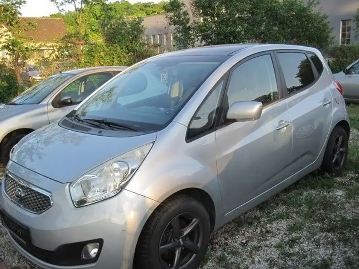 Gebraucht Kia Venga Spirit 128 PS (94 kW) 2010 Continentalsilber met. Kleinwagen