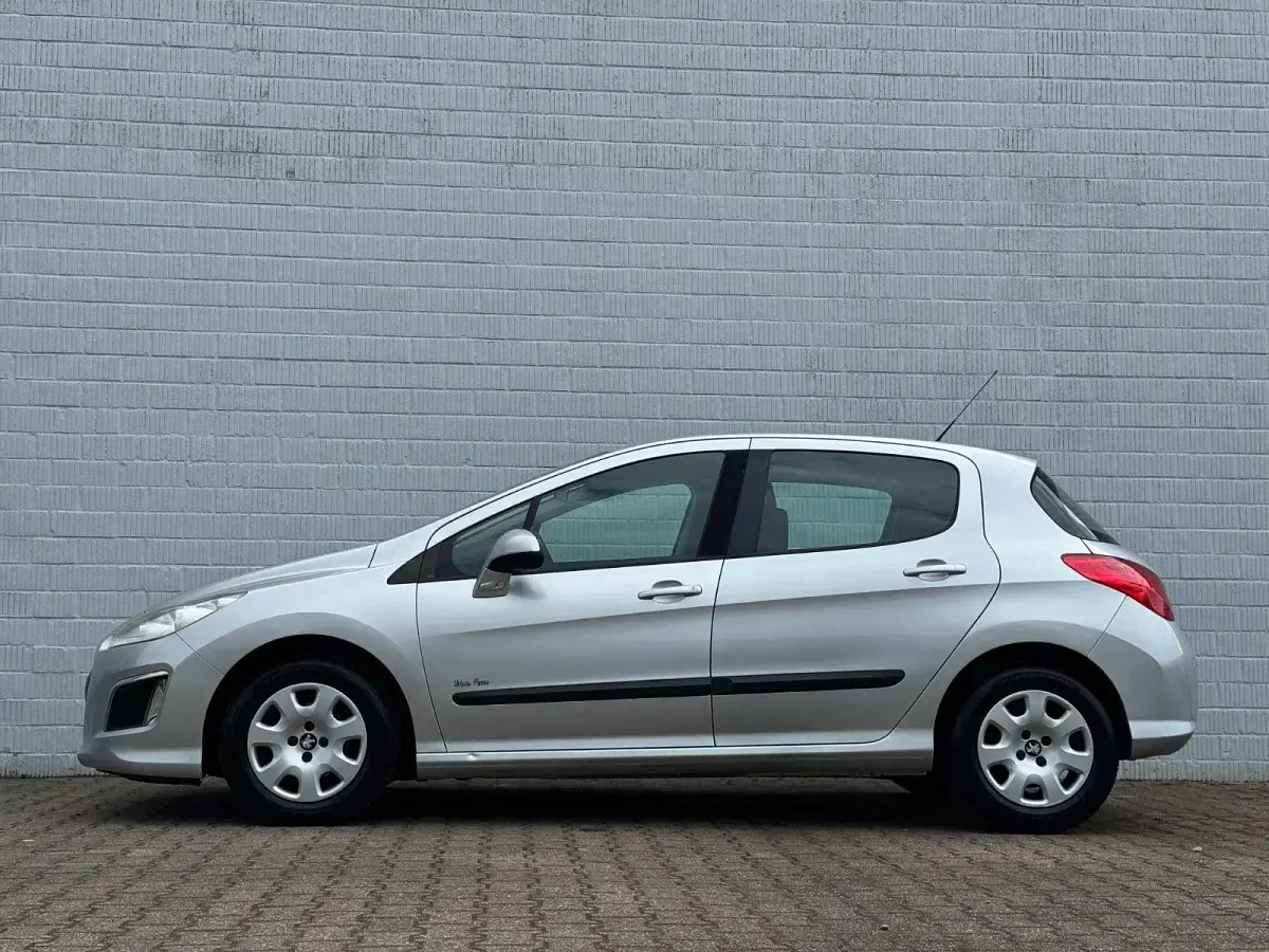Gebraucht Peugeot 308 Urban Move 111 PS (81 kW) 2011 Grau Limousine