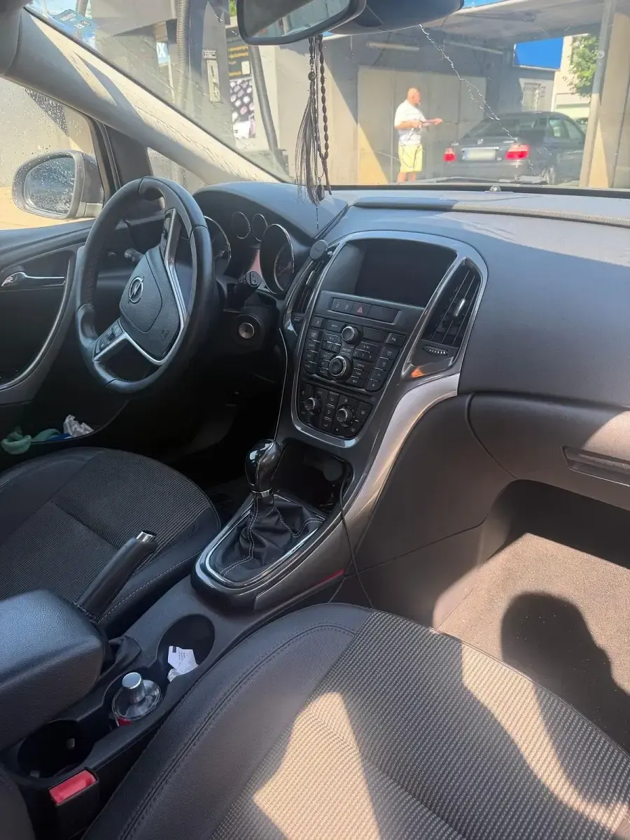 Gebraucht Opel Astra 110 PS (80 kW) 2012 Schwarz Kleinwagen