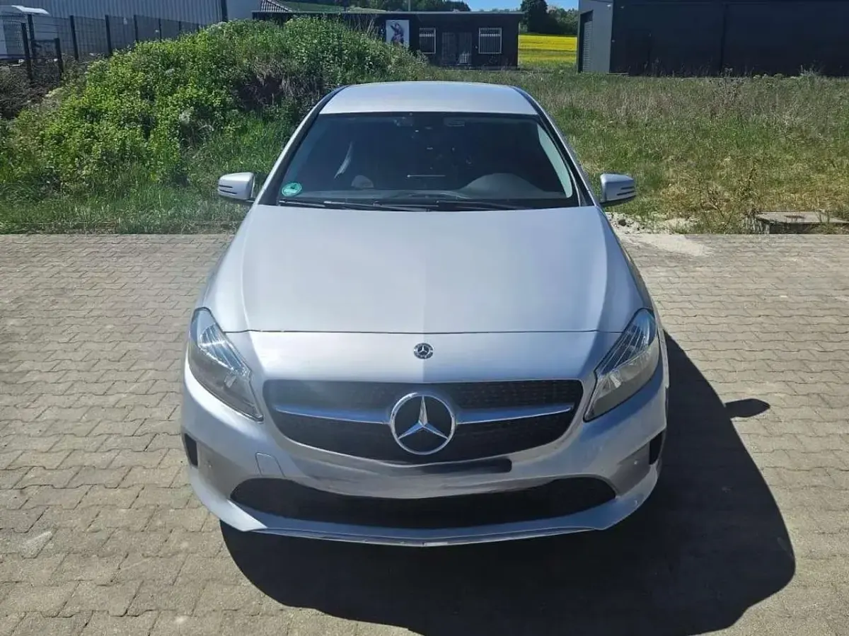 Gebraucht Mercedes A180 122 PS (89 kW) 2017 Polarsilber  metalliclack Kleinwagen