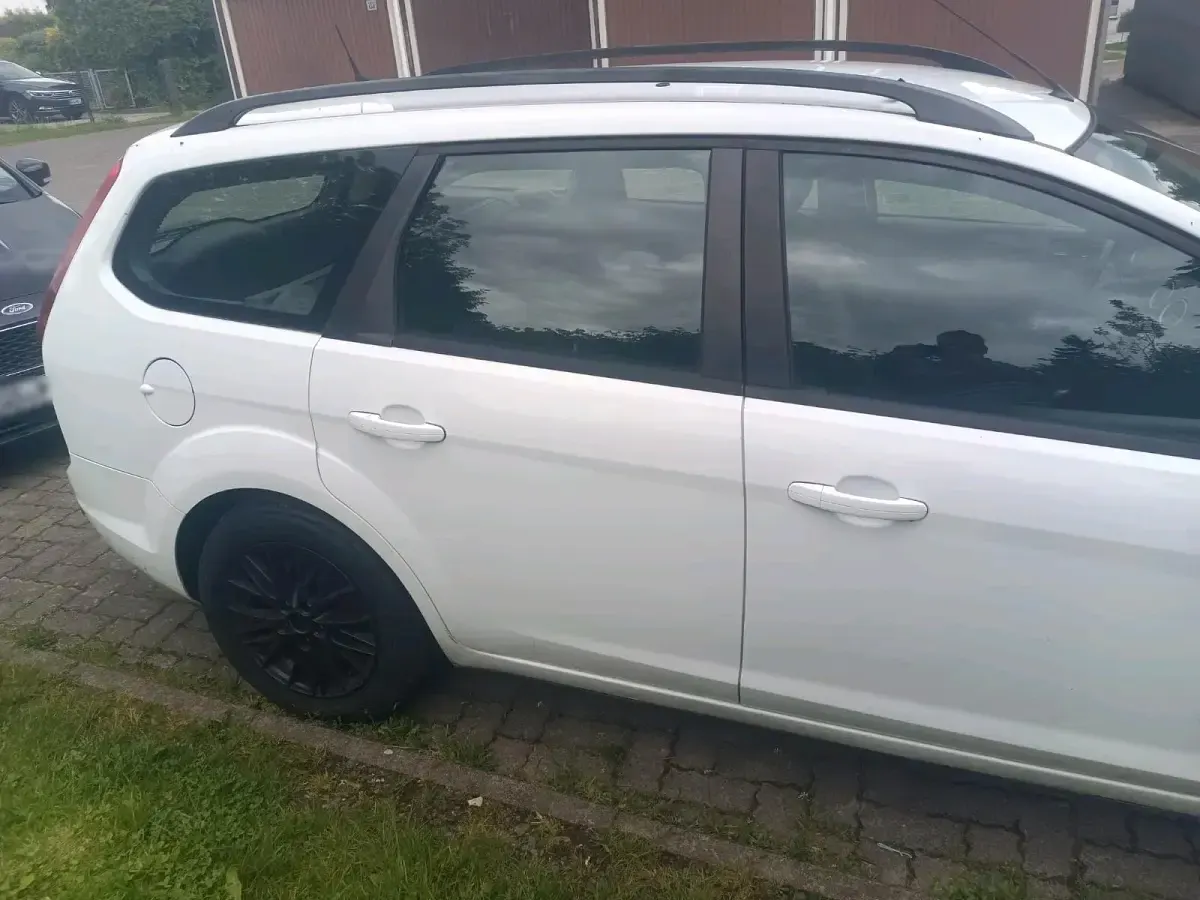 Gebraucht Ford Focus 2011 Weiß Kombi