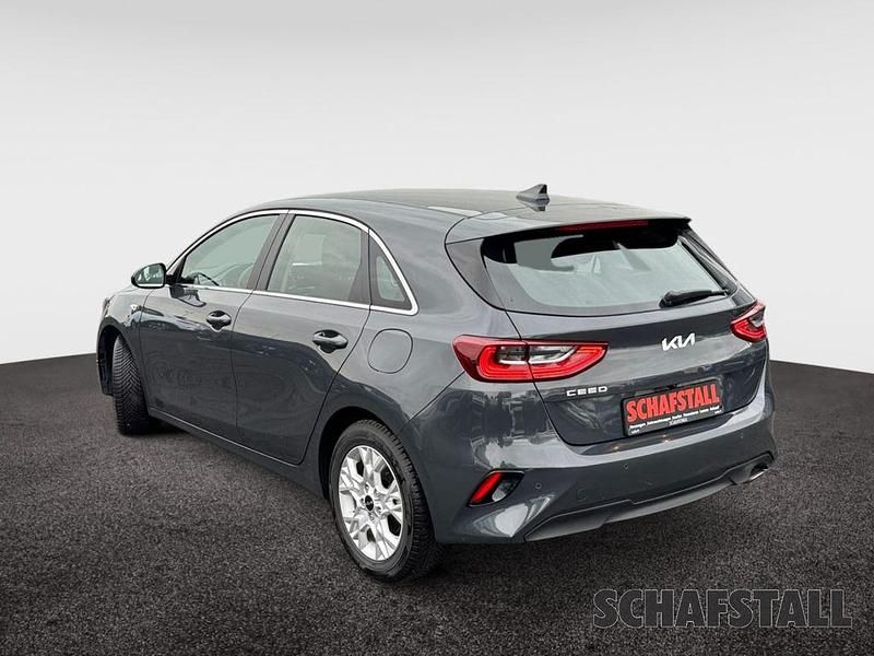 Usado Kia Ceed Comfort 120 HP (88 kW) 2024 Cinzento Citadino