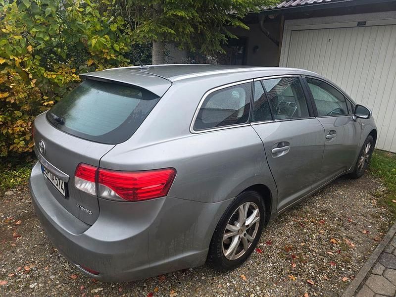 Grau Gebraucht 2014 Toyota Avensis Comfort Kombi | 4.800 € (Guter Preis) - Bild 1/4