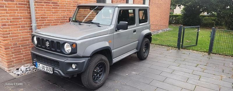 Grau Gebraucht 2018 Suzuki Jimny Comfort SUV | 22.999 € (Superpreis) - Bild 1/4