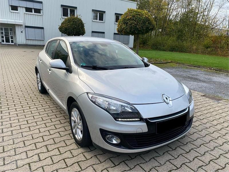 Silber Gebraucht 2014 Renault Mégane III Dynamique Limousine | 4.350 € (Superpreis) - Bild 1/4