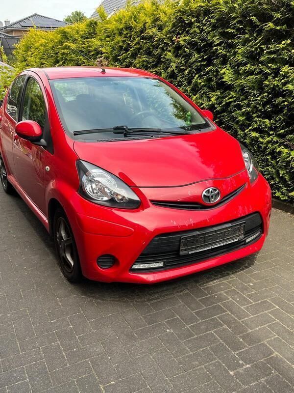 Rot Gebraucht 2012 Toyota Aygo Kleinwagen | 2.000 € (Superpreis) - Bild 1/4